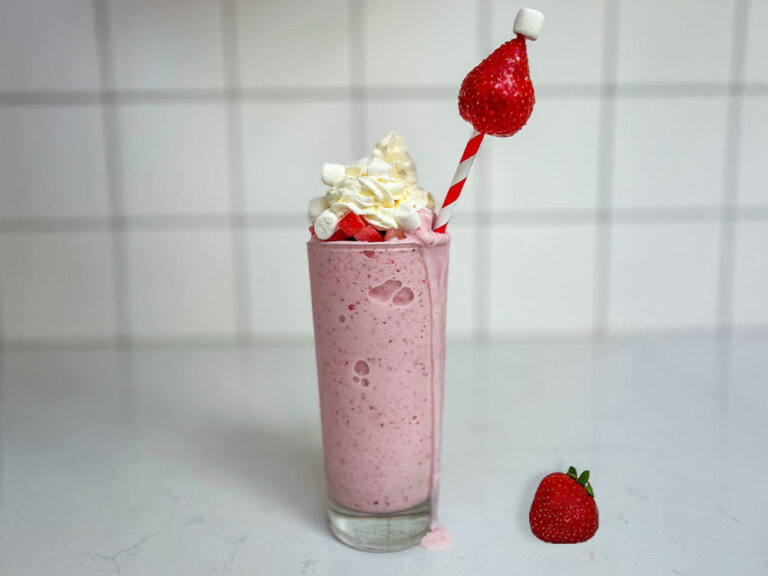 Santa's Strawberry Marshmallow frappe toppad med grädde och minimarshmallows.