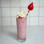 Santa's Strawberry Marshmallow frappe toppad med grädde och minimarshmallows.