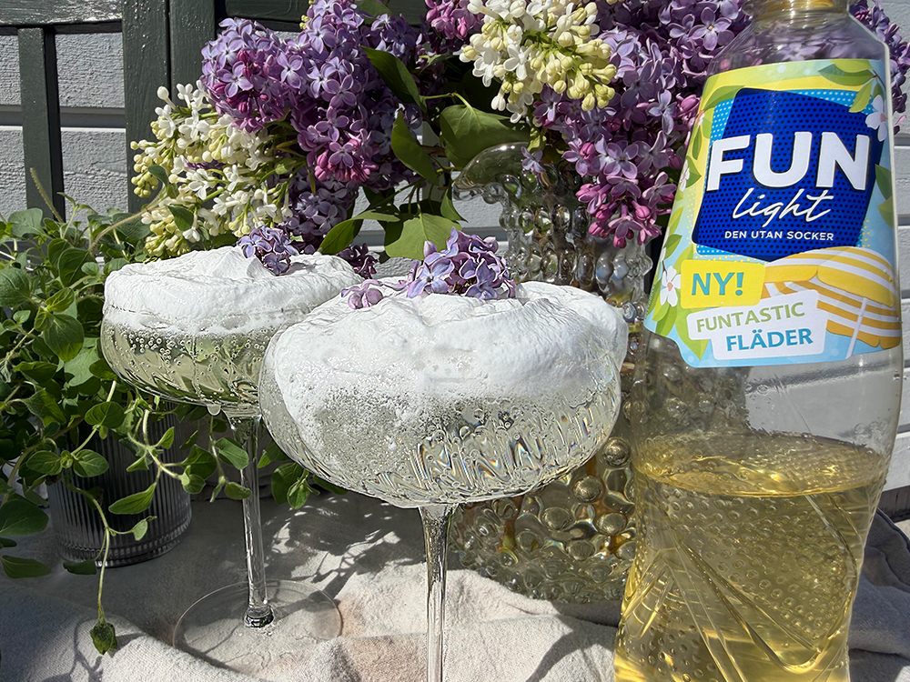Drink med FUN Light fläder toppad med fläderfluff.