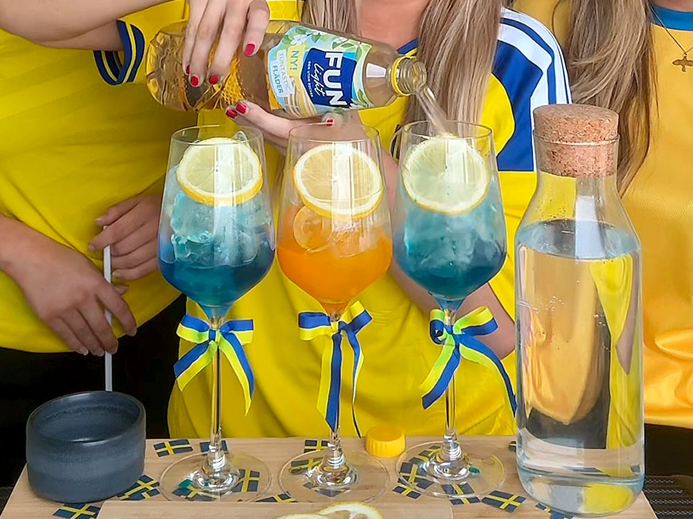Sveriges VM-drink med FUN Light Funtastic Fläder och isbitar gjorda med blå och gul karamellfärg.