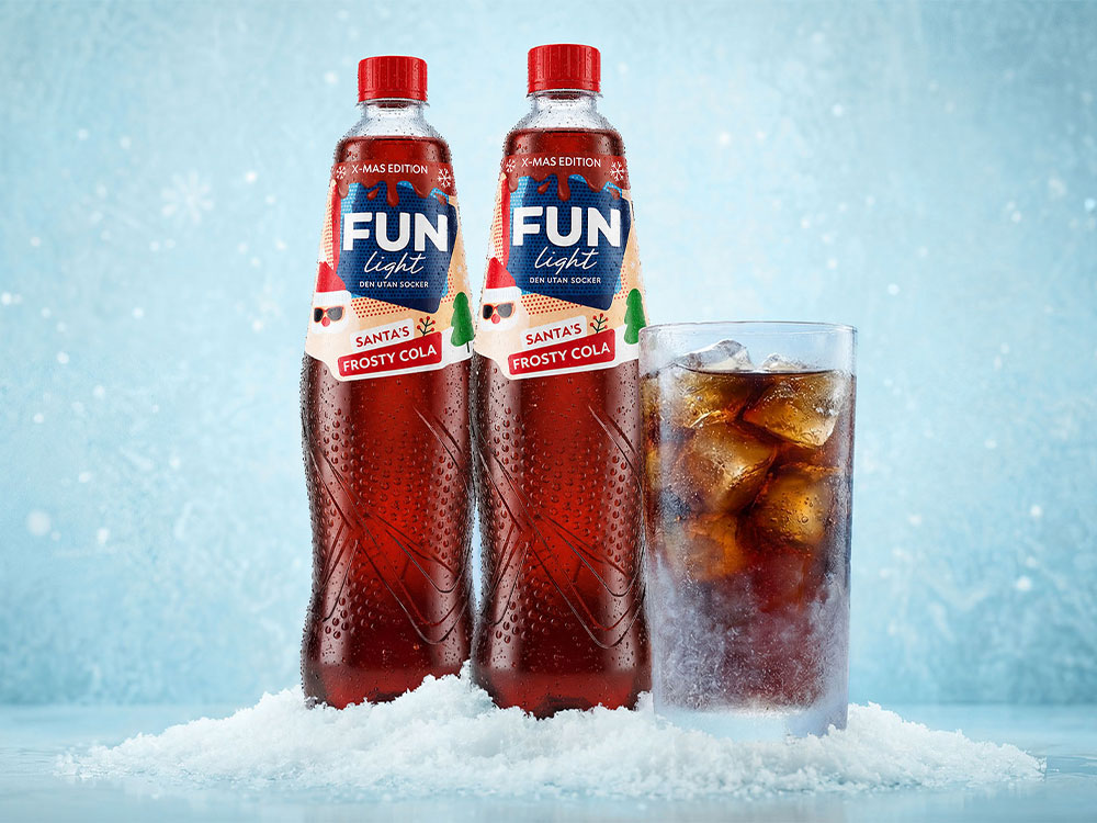 FUN Light Frosty Cola flaskor, glas med is och Frosty Cola