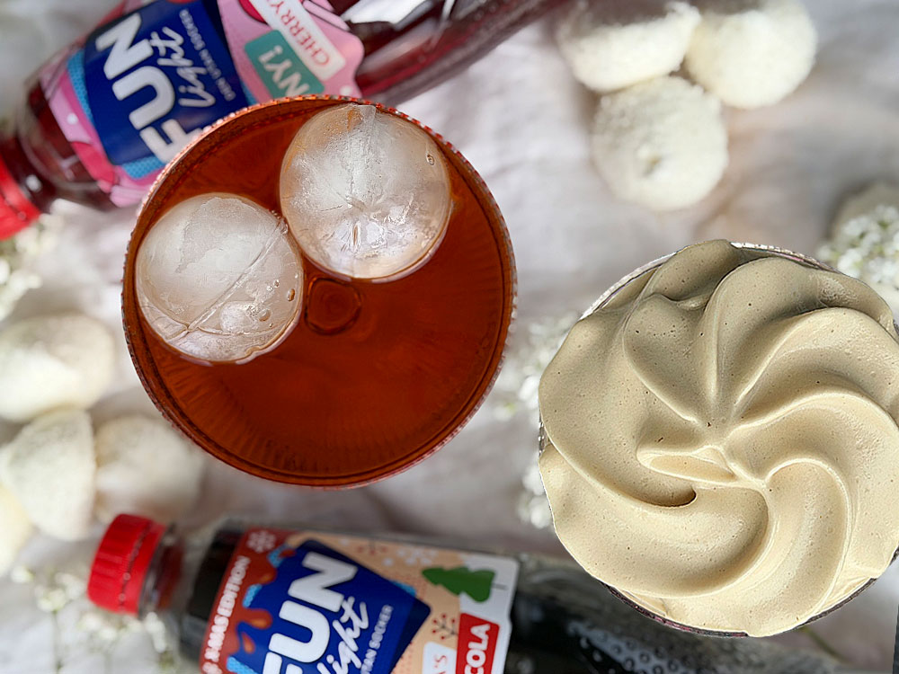 Två glas med Frosty Cherry Cola toppad med Colafluff samt flaskorna FUN Light Cherrylicous och FUN Light Frosty Cola.